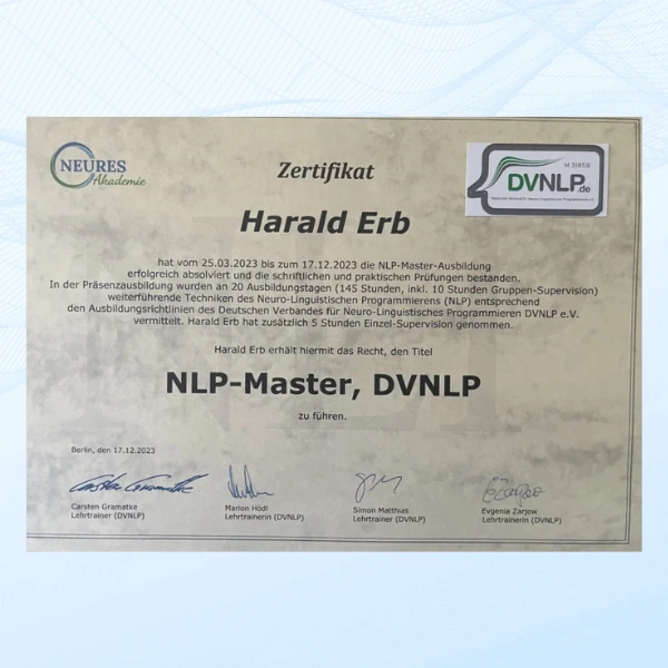 Therapeut setzt sanfte Impulse am Gelenk zur Lösung von Spannungen